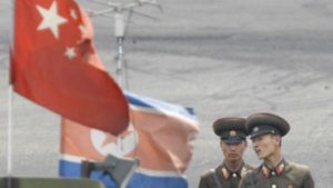 Dos soldados norcoreanos en la frontera de China con Corea del Norte