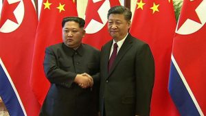 Kim Jong-un estrecha la mano con Xi Jinping