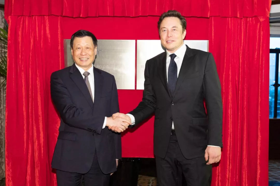 CEO de Tesla Elon Musk se reúne con oficiales de Shanghái
