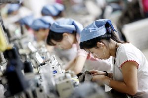 Empleadas chinas en una manufacturera. China planea establecer una semana laboral de 4 días