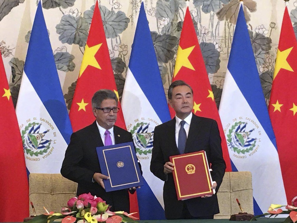 El ministro de El Salvador, Carlos Castañeda, de lado del ministro chino, Wang Yi